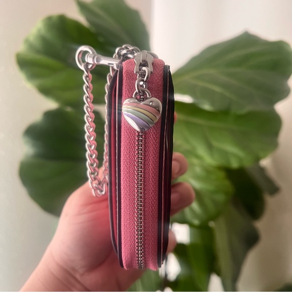 NWT Coach! Zip Card Case
In Signature Leather With Heart Charm 🌸 - Picture 5 of 6